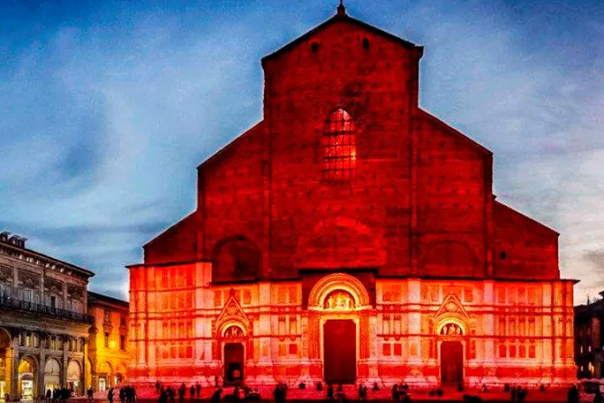 Histórica basílica italiana se iluminará de rojo en memoria de misioneros mártires