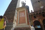 Musulmanes vandalizan imagen de patrono de Bolonia en Italia