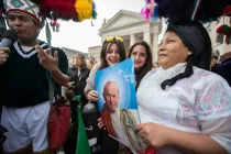 Un grupo de peregrinos sostiene una imagen de San Juan Pablo II en la Plaza de San Pedro (Foto News va)