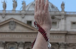 Imagen referencial de peregrino en San Pedro con un Rosario. Cru00e9dito: ACI Prensa/CNA 