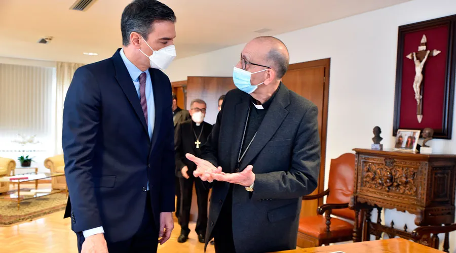 Pedro Sánchez y el Cardenal Juan José Omella en el encuentro de hoy. Crédito: CEE