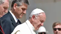 Sandro Mariotti escolta al Papa Francisco / Foto: Daniel Ibáñez (ACI Prensa)