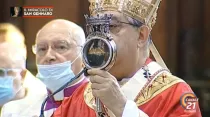 El Cardenal Crescenzio Sepe, Arzobispo de Nápoles, muestra la sangre de San Genaro. Foto: Captura de Youtube