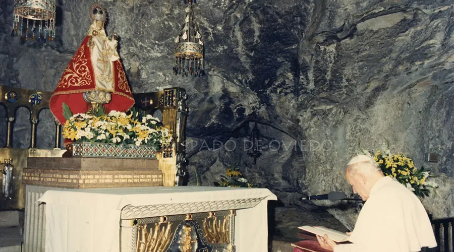 San Juan Pablo II reza en el Santuario de Covadonga (España) ante la Virgen. Crédito: Diócesis de Oviedo.