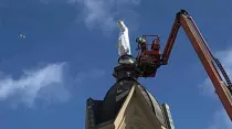 Imagen de Santa María Estrella del Mar colocada sobre la Catedral Basílica de Santa María en Galveston. Crédito: Facebook / Arquidiócesis de Galveston-Houston.