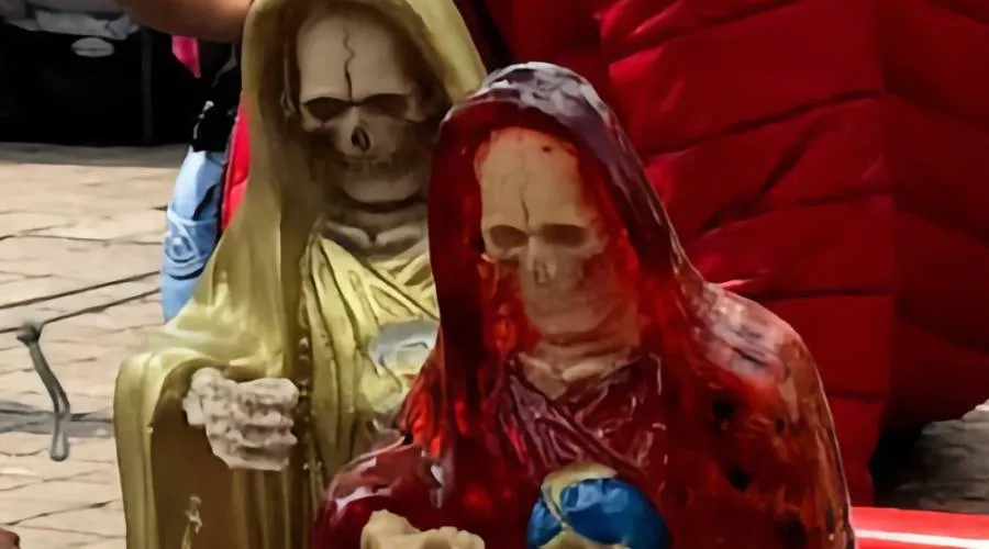 Sacerdote “libera” edificio usado por feministas para culto satánico en México