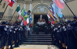 Policu00edas llevan en procesiu00f3n a Santa Rosa de Lima fuera de la Catedral de Piura. Cru00e9dito: Arzobispado de Piura. 
