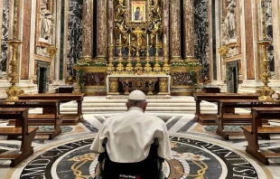 El Papa Francisco, reza en Santa Maru00eda La Mayor al volver de su viaje apostu00f3lico a Hungru00eda. Cru00e9dito: Vatican Media 