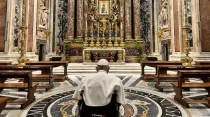 El Papa Francisco, reza en Santa María La Mayor al volver de su viaje apostólico a Hungría. Crédito: Vatican Media