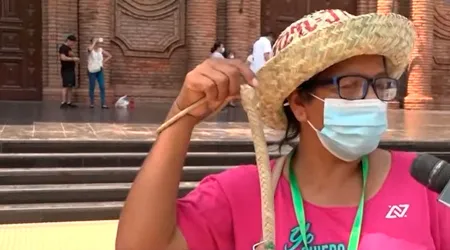 Mujeres indígenas expulsan a latigazos a feministas que vandalizaron catedral