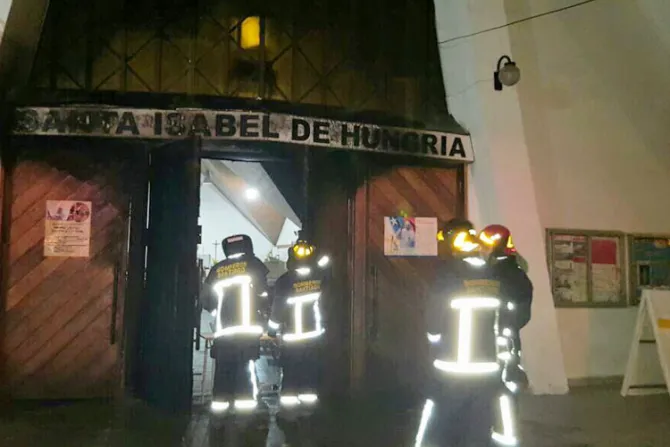 Desconocidos atacan 3 iglesias y se manifiestan contra visita del Papa Francisco a Chile