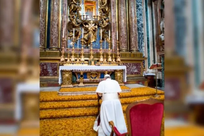 De regreso de Turquía Papa Francisco saluda primero a la Virgen María