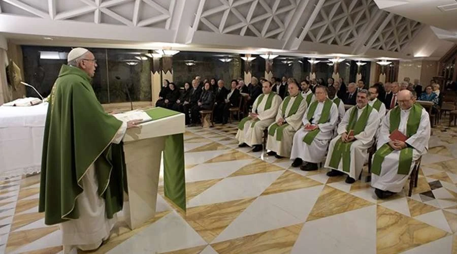 El Papa durante una de las Misas en Santa Marta. Foto: L'Osservatore Romano?w=200&h=150