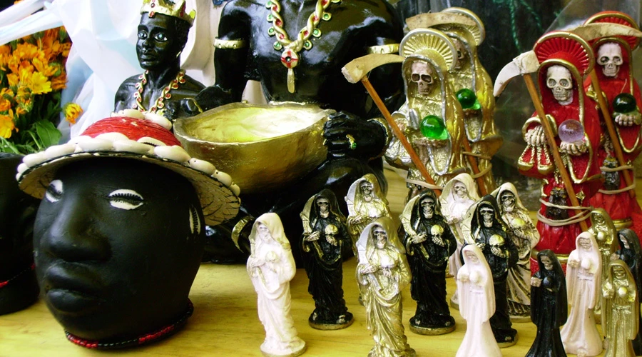 Imágenes de la Santa Muerte en mercado de Ciudad de México. Foto: Wikipedia / Maurice Marcellin (CC BY-SA 3.0)