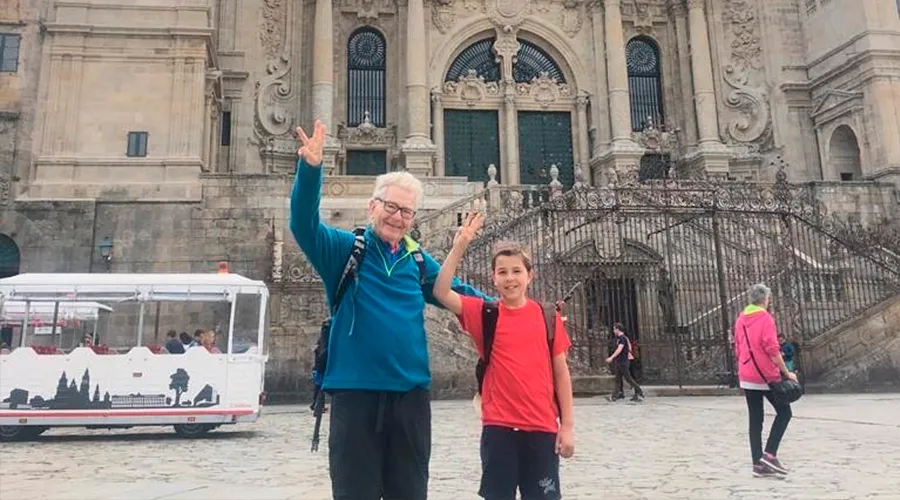 Abuelo y nieto comparten en Instagram sus 3 peregrinaciones al Camino de Santiago [FOTOS]