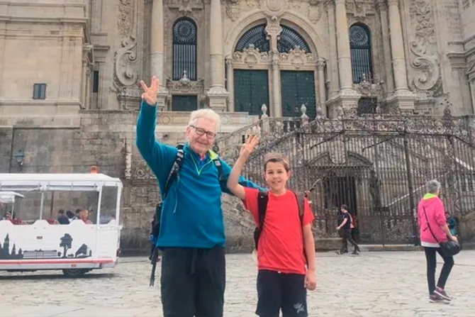 Abuelo y nieto comparten en Instagram sus 3 peregrinaciones al Camino de Santiago [FOTOS]
