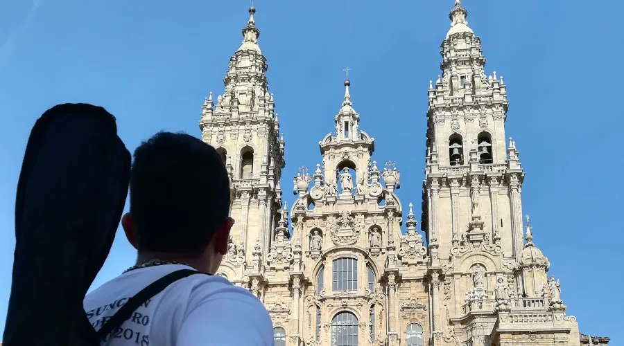 Un peregrino llega a las puertas de la Catedral de Santiago de Compostela. Crédito: Cathopic?w=200&h=150