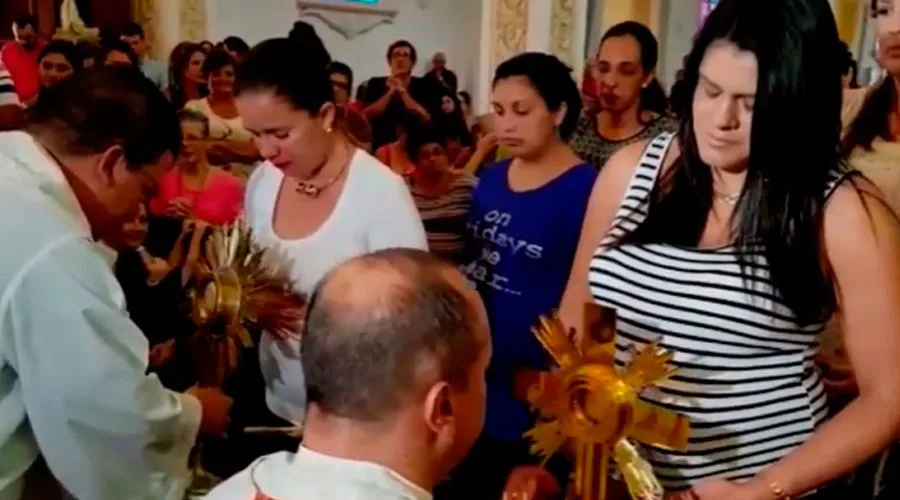 Mujeres embarazadas reciben bendición con el Santísimo Sacramento / Foto: Captura de Youtube (La Prensa Libre)?w=200&h=150