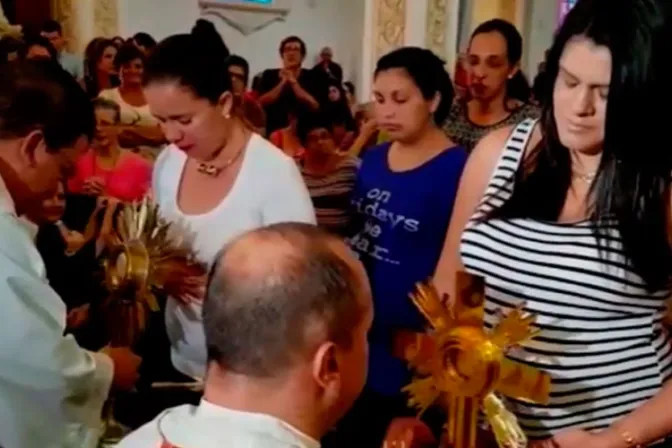 FOTOS y VIDEO: 165 mujeres embarazadas reciben bendición en Hora Santa
