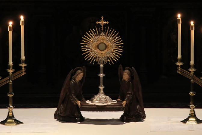 Tras robo, fieles donan hasta aros de matrimonio para forjar nueva custodia eucarística