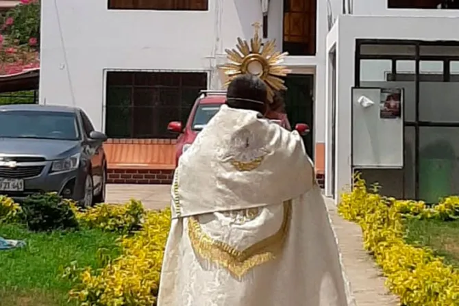 Jesús Sacramentado pasea por calles para llevar fe durante pandemia de coronavirus