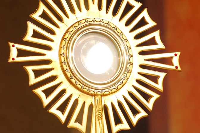 Profanan Eucaristía en casa de ancianos dirigida por Hijas de la Caridad