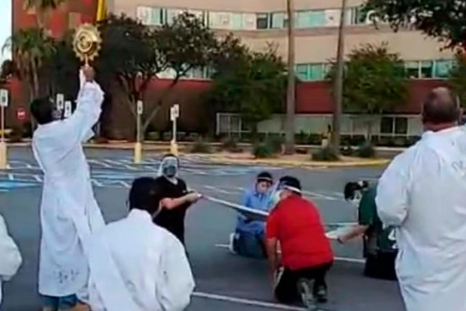 Jesús Eucaristía y la Virgen visitaron a las víctimas de la pandemia y del huracán Hanna