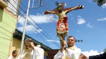 Sacerdotes llevando en hombros a Santo Cristo de la Grita. Crédito: Diócesis de San Cristóbal