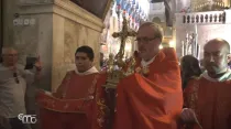 Mons. Pizzaballa durante una ceremonia religiosa en el Santo Sepulcro. Foto: Captura de Youtube