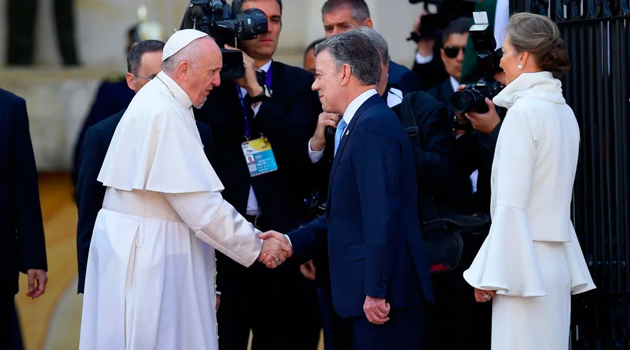 El Papa Francisco saluda al Presidente Juan Manuel Santos. Foto: Efraín Herrera / Presidencia de Colombia?w=200&h=150