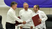 Juan Manuel Santos estrecha mano de Timoleón Jiménez, ante la mirada de Raúl Castro, el 23 de junio de 2016. Foto: Juan David Tena / SIG.