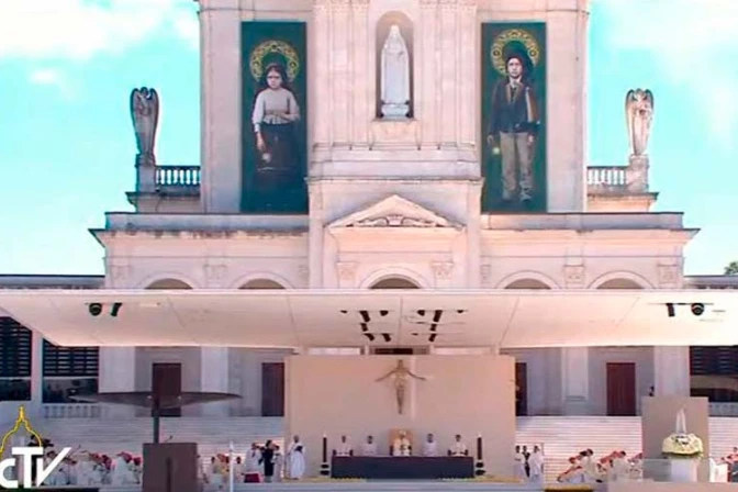 Pastorcitos de Fátima enseñan que con Dios se vencen las dificultades, afirma el Papa