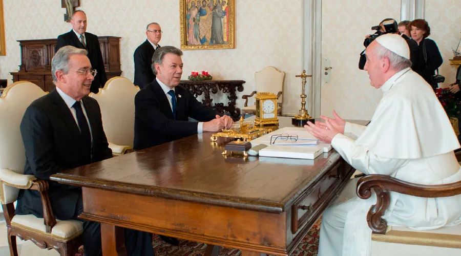 El Expresidente de Colombia, Álvaro Uribe; y el Presidente de Colombia, Juan Manuel Santos, en la audiencia con el Papa Francisco en el Vaticano. Foto: L'Osservatore Romano