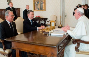 El Expresidente de Colombia, u00c1lvaro Uribe; y el Presidente de Colombia, Juan Manuel Santos, en la audiencia con el Papa Francisco en el Vaticano. Foto: L'Osservatore Romano 