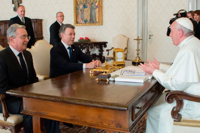 Papa Francisco recibe a Presidente Santos y Álvaro Uribe para alentar la paz en Colombia