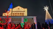Santuario de Monserrate iluminado con luces navideñas. Crédito: Cortesía Eduardo Berdejo / ACI Prensa