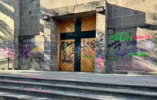 Exterior del Santuario de Nuestra Seu00f1ora de la Soledad en Guadalajara, tras marcha feminista. Cru00e9dito: Cortesu00eda. 
