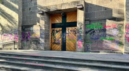 Violentas feministas causan destrozos en iglesia en México