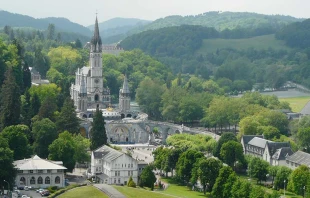Santuario de Nuestra Seu00f1ora de Lourdes. Foto: Pu00e8re Igor / Wikipedia. (CC BY-SA 3.0) 