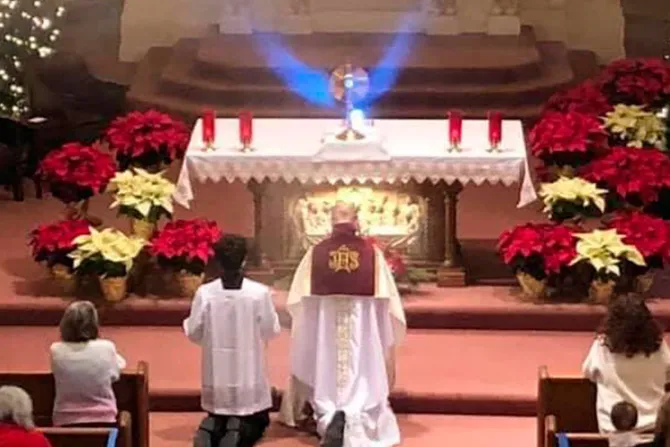 ¿Efecto de luz o prodigio? Santísimo Sacramento se "ilumina" en iglesia