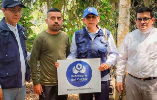 El sargento Libey Danilo Bravo con representantes de la Iglesia y de la Defensoru00eda del Pueblo. Cru00e9dito: Defensoru00eda del Pueblo de Colombia 