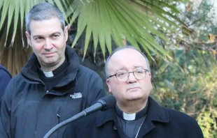 Mons. Jordi Bertomeu y Mons. Charles Scicluna en Chile. Crédito: Giselle Vargas - ACI Prensa 