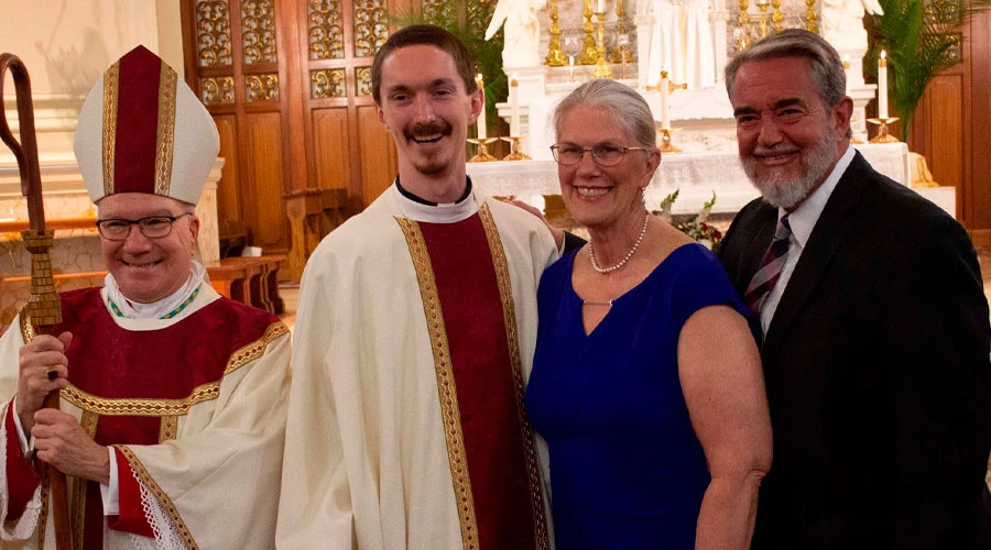 Obispo de Steubenville Jeffrey Marc Monforton, Jeremiah Hahn, Kimberly Hahn y Scott Hahn, , en días previos a la ordenación. Crédito: Facebook oficial de Scott Hahn.?w=200&h=150