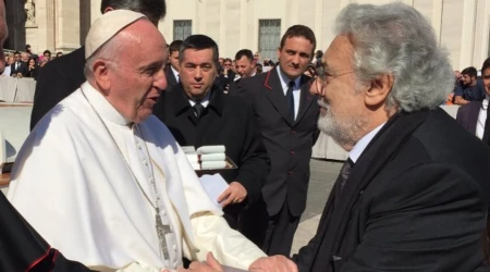 VIDEO: Plu00e1cido Domingo se emociona por encuentro con el Papa y canta en San Pedro