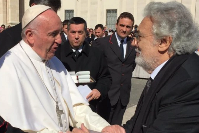 VIDEO: Plácido Domingo se emociona por encuentro con el Papa y canta en San Pedro