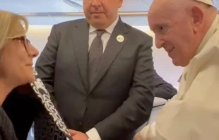 La periodista Eva Fernu00e1ndez con el Papa Francisco. Cru00e9dito: Captura de Twitter 