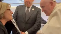 La periodista Eva Fernández con el Papa Francisco. Crédito: Captura de Twitter