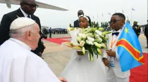 Niños entregan flores al Papa en su llegada a África. Crédito: Vatican Media