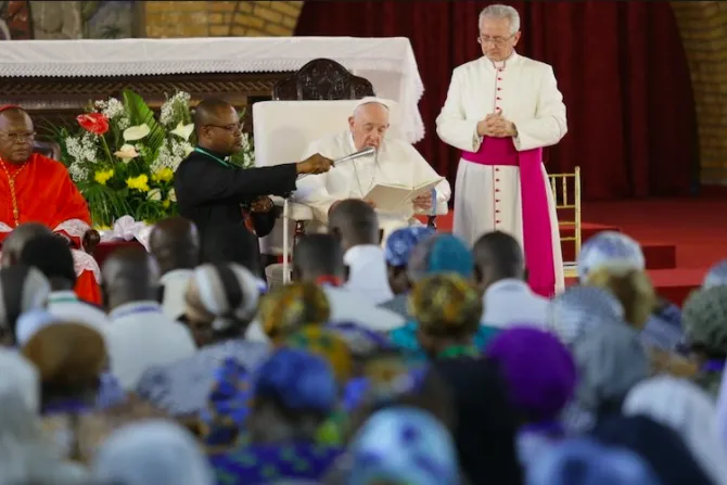 El Papa Francisco defiende desde África el celibato y la formación de seminaristas