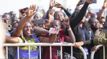 Mujeres africanas saludan al Papa Francisco. Crédito: Elias Turk/ACI Prensa